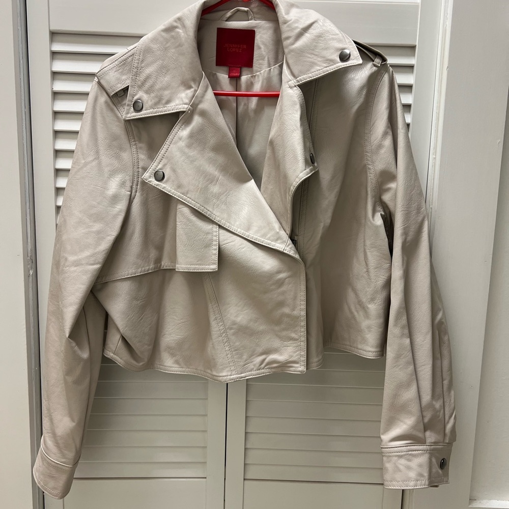 Woman’s Jennifer Lopez tan faux leather jacket EUC (never worn) size medium